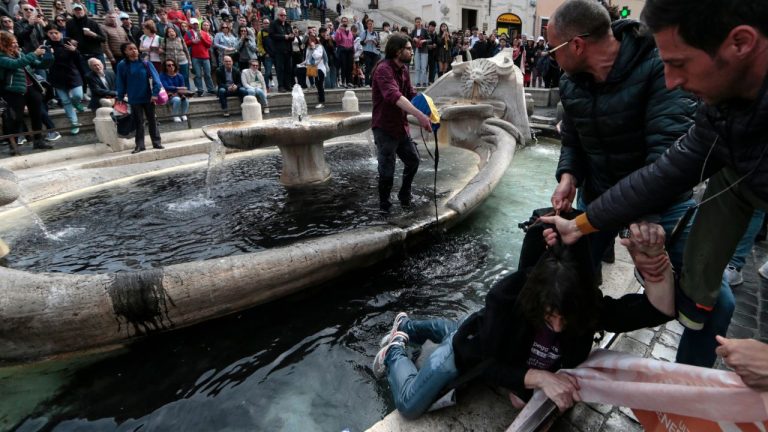 VIDEO | Ministrul italian al Culturii: ”Vandalii” climatici vor plăti pentru restaurarea monumentelor şi a operelor de artă