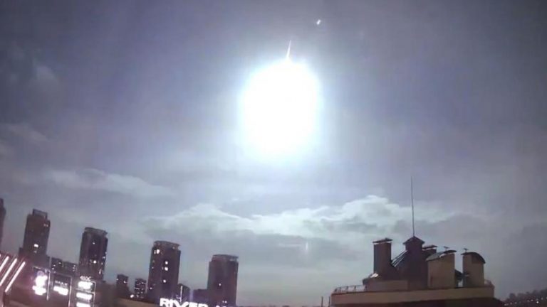 VIDEO | Flash misterios pe cerul Kievului. NASA infirmă căderea unuia dintre sateliții săi