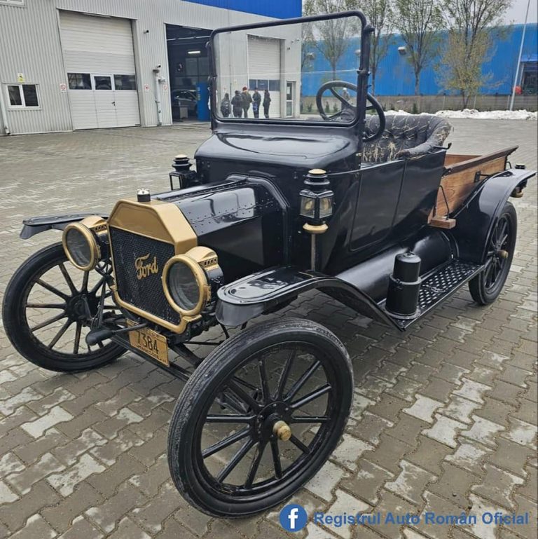 FOTO | Un automobil Ford datând din 1914, adus la RAR pentru verificări. Maşina are spiţe din lemn, patru cilindri şi 20 de cai putere