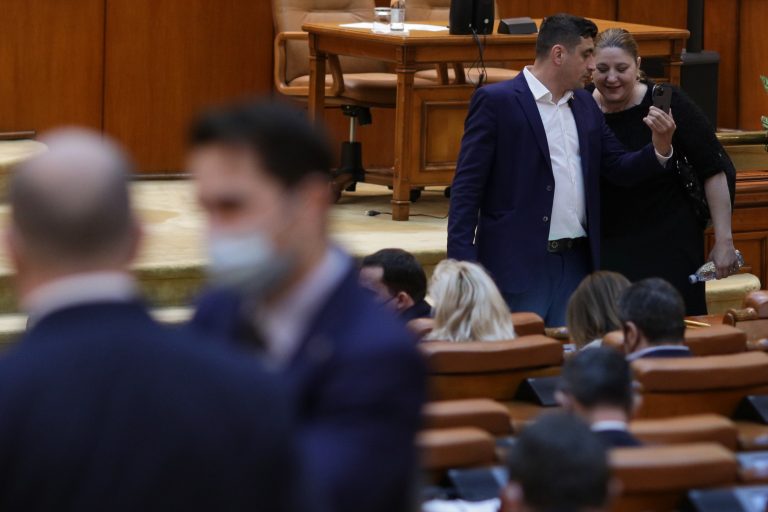 Atenție, români din țară și din diaspora! Doare de două ori dacă dau lovitura AUR, Simion, Șoșoacă