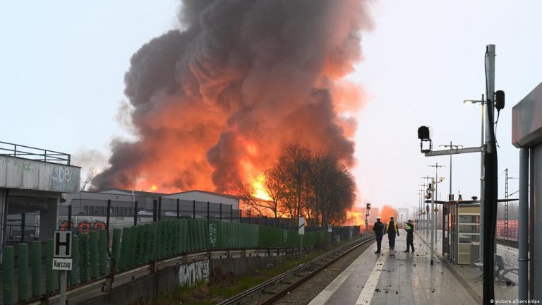Centrul oraşului german Hamburg, acoperit de fum negru după un incendiu la două depozite