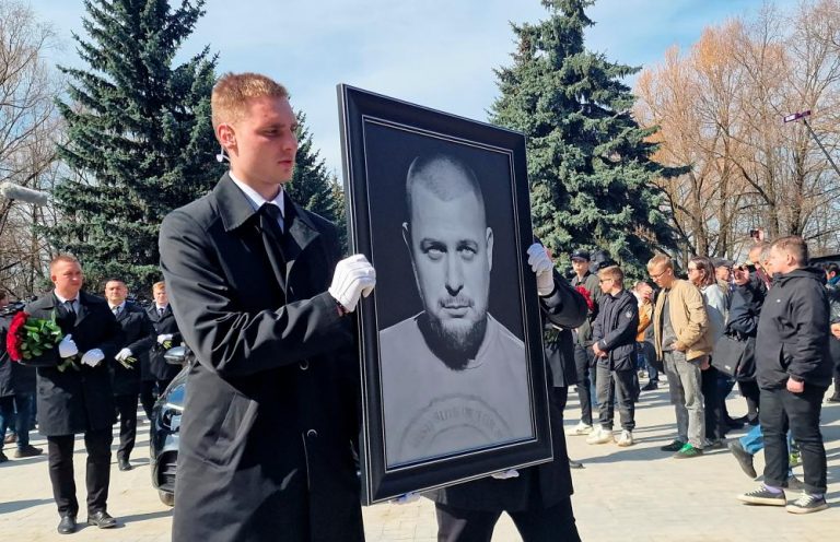 VIDEO | Sute de persoane, inclusiv Prigojin, au participat la funeraliile bloggerului militar ucis Vladen Tatarski. Mercenarii din Wagner au depus pe sicriu un topor în loc de jerbă