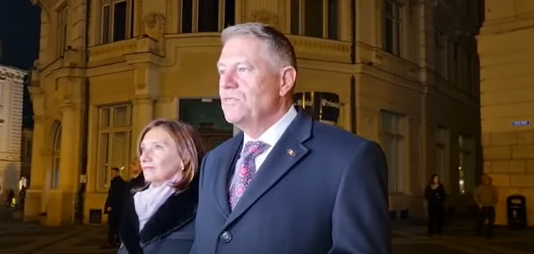 VIDEO | Preşedintele Klaus Iohannis şi soţia sa au participat la slujba de Înviere, la Sibiu