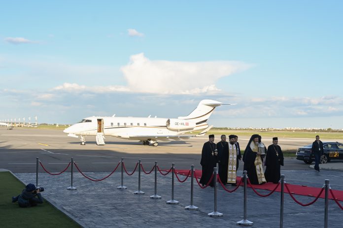 VIDEO | Sfânta Lumină de la Ierusalim a ajuns în România