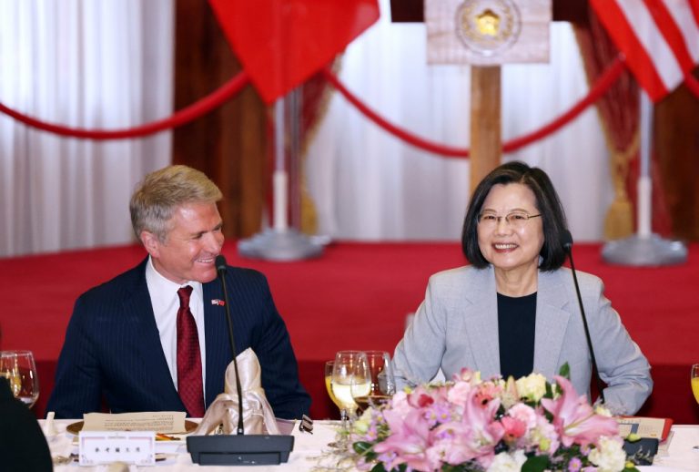 Un congresman american îi promite liderei taiwaneze accelerarea livrărilor de arme către Taipei