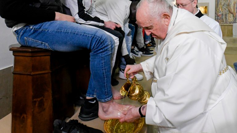 VIDEO | În Joia Mare, Papa Francisc a spălat picioarele a 12 tineri deţinuţi, printre care un român
