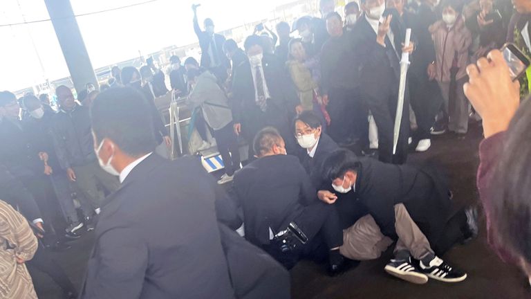 VIDEO | Premierul Japoniei, evacuat după o explozie în timpul unui discurs
