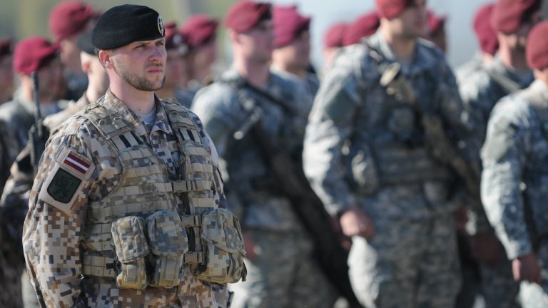 Letonia reintroduce serviciul militar obligatoriu