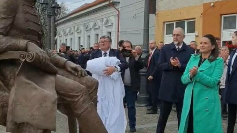 VIDEO | Scandal la Carei – Preşedinta Ungariei a dezvelit bustul poetului maghiar care a scris imnul Ungariei, în huiduielile a zeci de protestatari