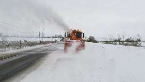 Centrul INFOTRAFIC: Precipitaţii sub formă de ninsoare și carosabil pe alocuri acoperit cu zăpadă, pe drumuri din 13 judeţe