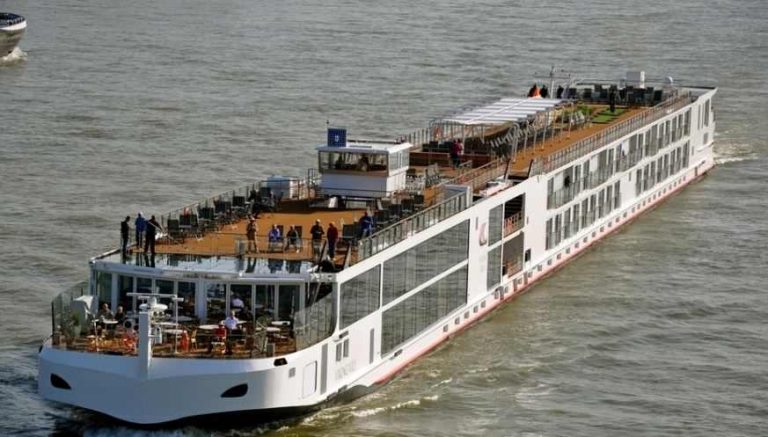 O navă cu 186 de turişti americani, canadieni şi austalieni la bord a sosit în Portul Constanţa