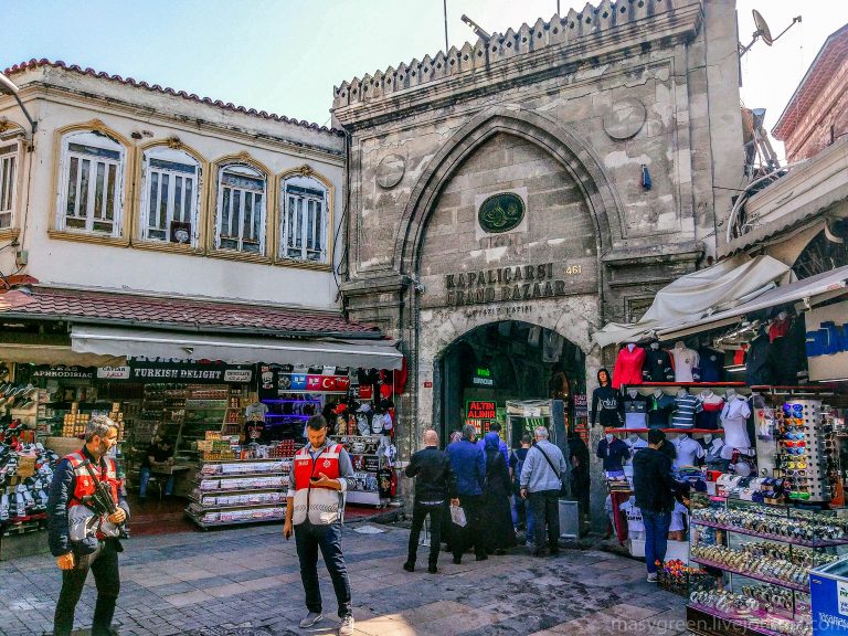 Turcii ocolesc băncile şi se îngrămădesc la Marele Bazar din Istanbul să scape de lire