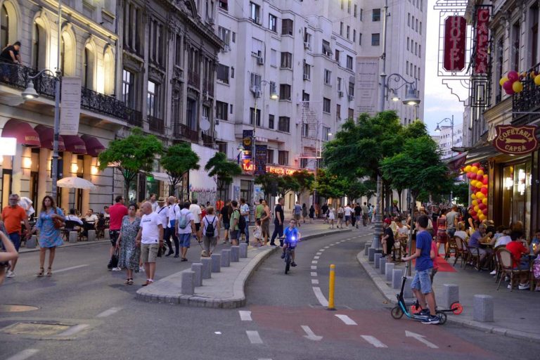 Calea Victoriei redevine pietonală în weekend