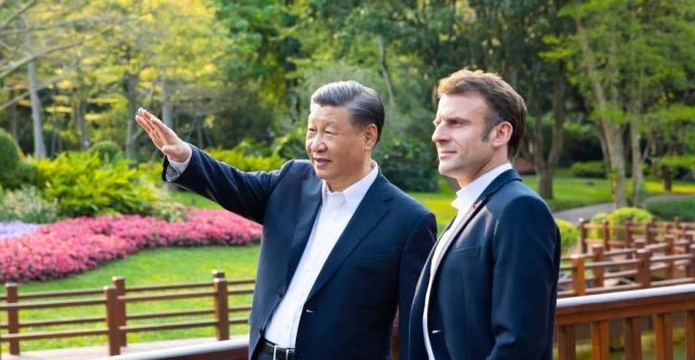 De pe covorul roșu, direct în cușca câinelui. La întoarcerea din China, Macron s-a izbit de dezaprobarea aliaților