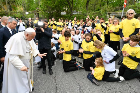 VIDEO | Papa Francisc se întâlneşte cu refugiaţi în Ungaria lui Orban