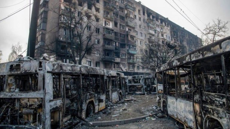 „Salut, sunt Elia, am nouă ani și jumătate. Mă ascund de război”. Când asediul rusesc punea orașul la pământ, copiii din Mariupol lăsau mesaje și desene pe pereții unui subsol