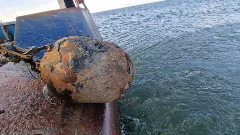 FOTO/VIDEO | O mină prinsă în plasele unui pescador românesc, în Marea Neagră, a fost detonată