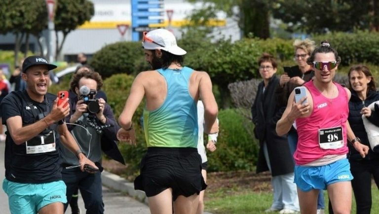 VIDEO | Record incredibil doborât de un francez: Guillaume de Lustrac a alergat un maraton cu spatele în trei ore şi 25 de minute