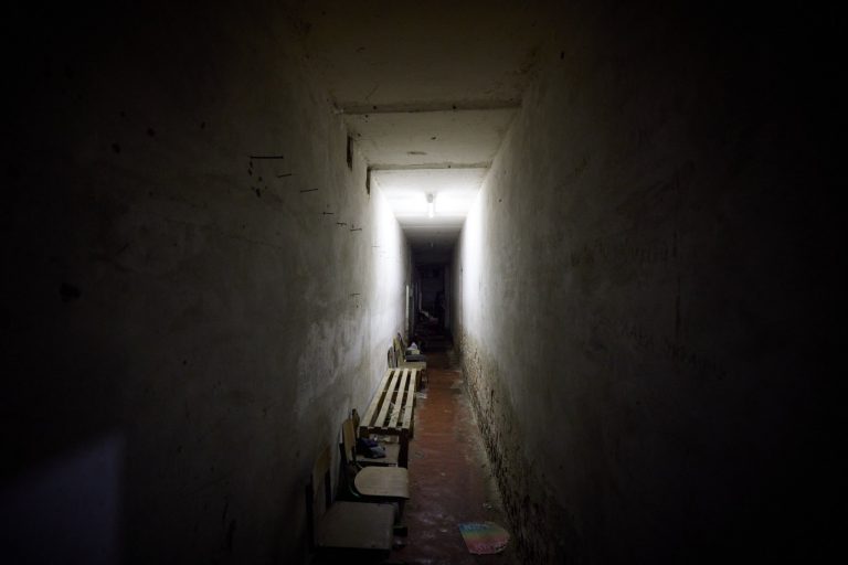 Invazia rusă | Doi oameni la un metru pătrat, în beznă, 27 de zile: „Bătrânii îşi pierdeau cunoştinţa din lipsa oxigenului, înnebuneau şi apoi mureau”