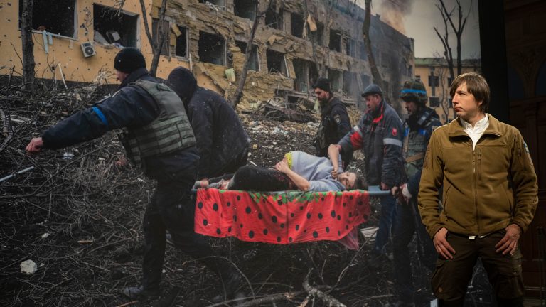 Ucraineanul Evghenii Maloletka, de la Associated Press (AP), laureatul concursului de fotojurnalism World Press Photo, cu o imagine de la bombardarea maternităţii din Mariupol