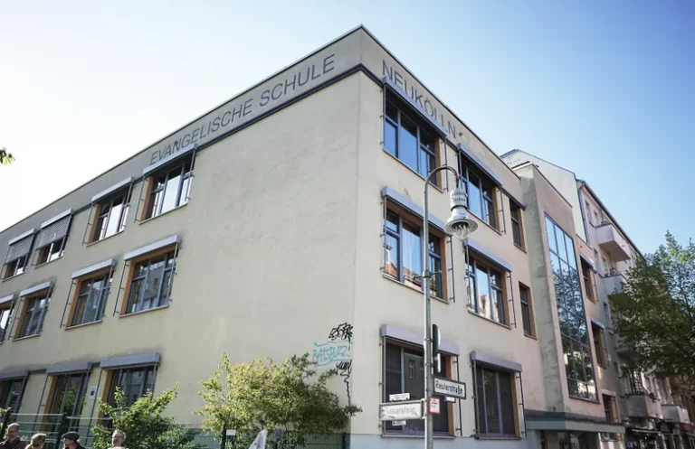 Două fetiţe, înjunghiate de un adult la o şcoală evanghelică din Berlin