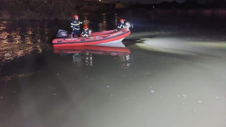 O barcă în care erau 12 persoane s-a răsturnat în râul Mureş. Un copil a murit, alți doi copii şi doi adulţi sunt încă dispăruţi