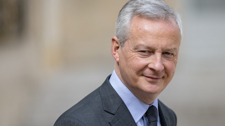 O scenă sexuală explicită din cartea lui Bruno Le Maire, ministrul francez al Economiei, provoacă indignare şi dezgust