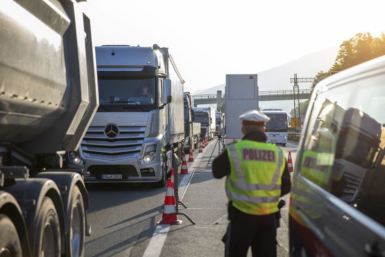 Transportatorii solicită intervenţia ministrului de resort în problema restricţionării liberei circulaţii a camioanelor în Tirol
