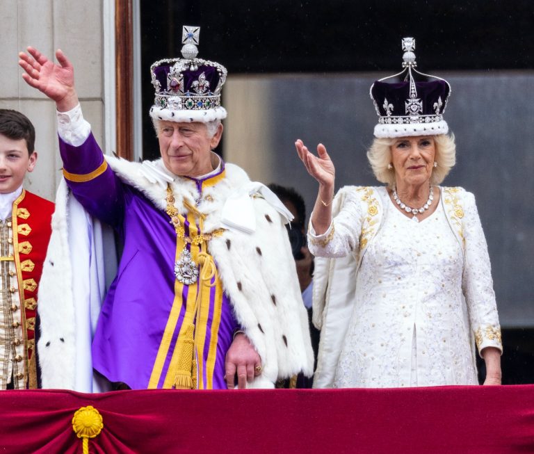 Ce s-a citit pe buzele regelui Charles al III-lea înainte de ceremonia încoronării