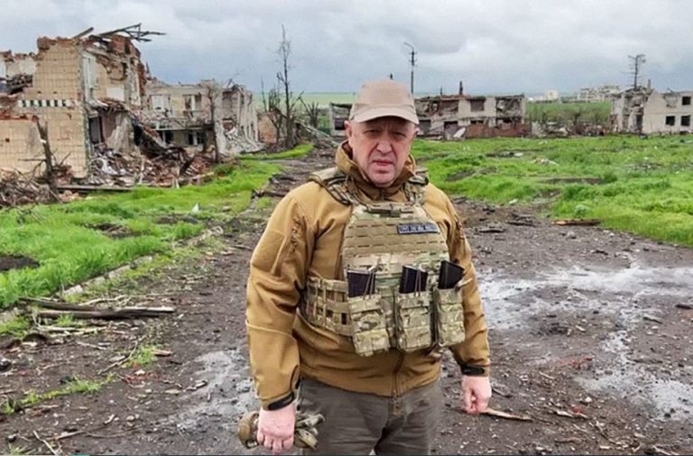 Putin sugerează că avionul în care se afla Prigojin a fost aruncat în aer de grenade mânuite la bord. Ce crede că ar fi trebuit să facă că anchetatorii