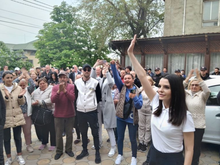 Proteste în Găgăuzia, după descinderi ale mascaţilor şi percheziţii în legătură cu un dosar de corupere a alegătorilor. Candidata ŞOR, aleasă duminică în funcţia de başcan, s-a alăturat manifestanţilor