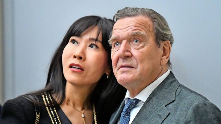 Soţia fostului cancelar german Schroeder a fost concediată după ce a participat la o recepţie la Ambasada Rusiei