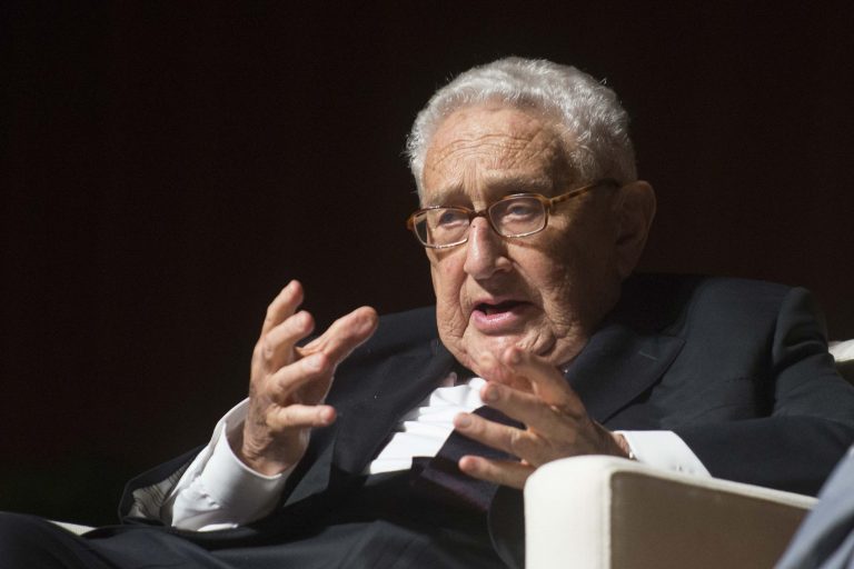 Henry Kissinger, fost secretar de stat și figură controversată a diplomaţiei americane, a murit la vârsta de 100 de ani