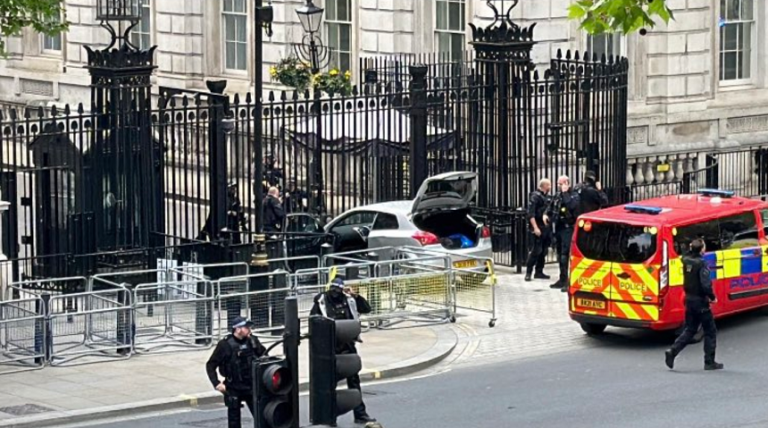 Bărbat arestat la Londra, după ce a lovit cu maşina grilajul de pe Downing Street