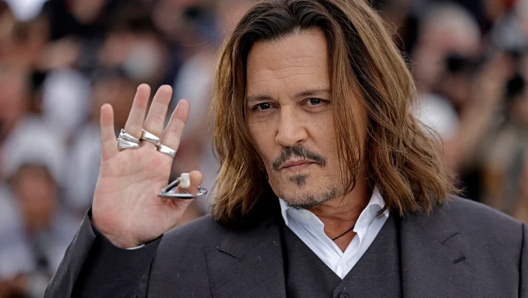 Johnny Depp ripostează şi califică drept ”ficţiune oribilă” criticile la adresa sa