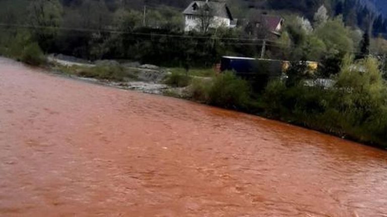 Poluare cu ape de mină pe Bistrița. Populația, avertizată să nu folosească apa și să nu consume pește din râu