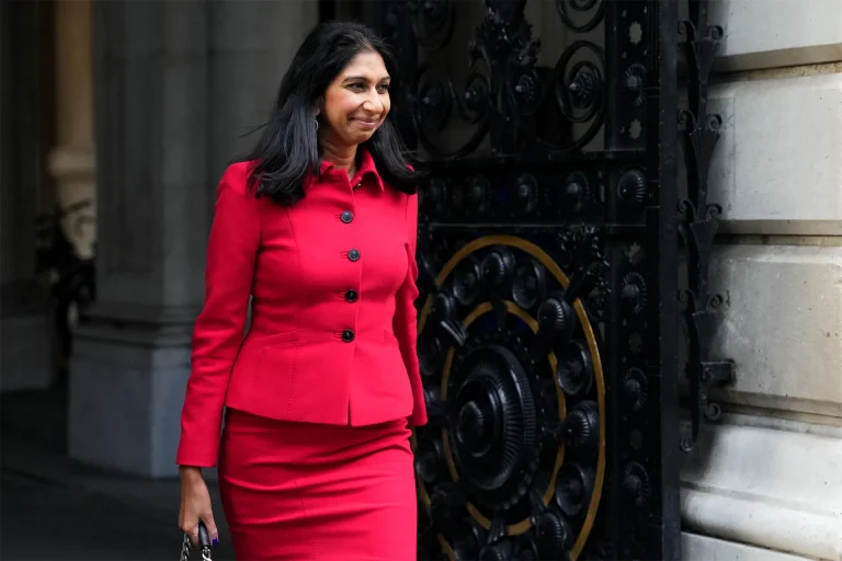 Ministrul britanic de Interne, Suella Braverman, a negat orice neregulă, după ce a depăşit viteza legală şi a cerut un tratament preferenţial