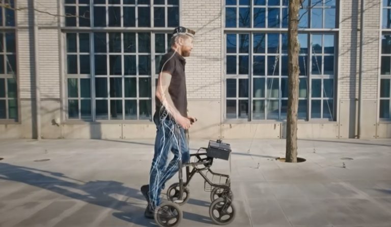 Un bărbat paralizat de 10 ani merge din nou folosind un dispozitiv care îi reconectează creierul cu muşchii