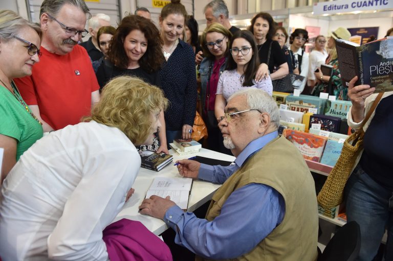 Topul vânzărilor Bookfest 2023. Care sunt cei mai căutaţi autori