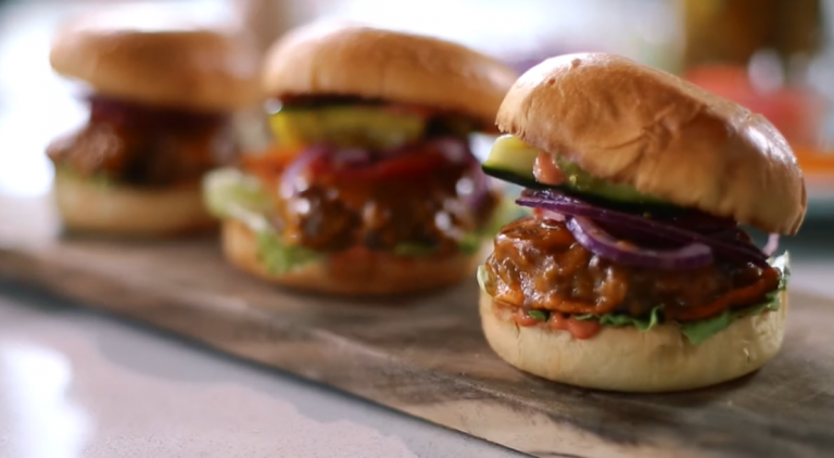 VIDEO | Cum să faci burgeri de casă