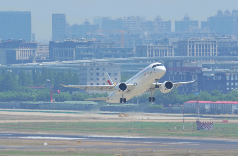 VIDEO | Primul avion de linie construit de China a efectuat cu succes zborul de inaugurare