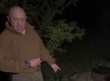 VIDEO | Prigojin, turbat. Cu cadavrele mercenarilor pe fundal, îi înjură pe Șoigu și Gherasimov, atacă privilegiile beizadelelor lor și anunță plecarea din Bahmut