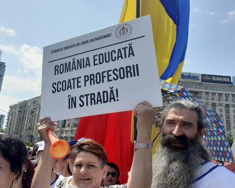 Nou protest al sindicaliştilor din învăţământ. Mesaj pentru politicieni: „Facem rotativa: noi primim banii, voi vă cumpăraţi cărţi!”