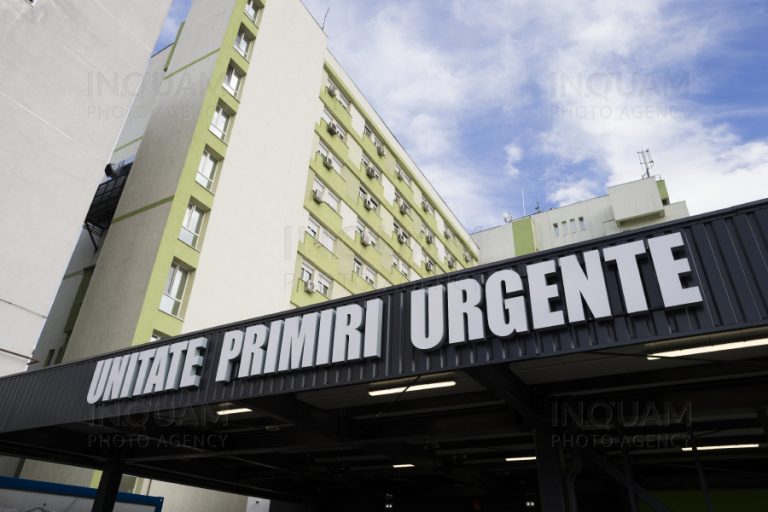 Cinci medici şi o asistentă, ridicaţi de la Spitalul Municipal Timişoara şi duşi la audieri pentru luare de mită/ Pe lângă bani, ar fi primit borcane cu miere de albine şi bulion
