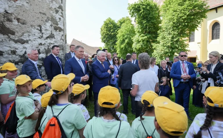 VIDEO | Klaus Iohannis, întâmpinat la Cristian de un grup de copii care au cântat melodia „O lume minunată”. ”Învăţaţi bine, că merită!”, le-a transmis preşedintele