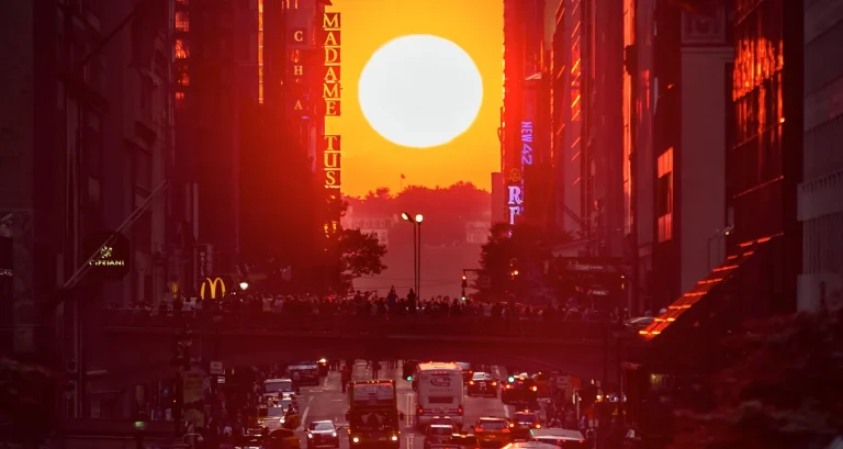 Ce este fenomenul ”Manhattanhenge”, evenimentul admirat de sute de spectatori