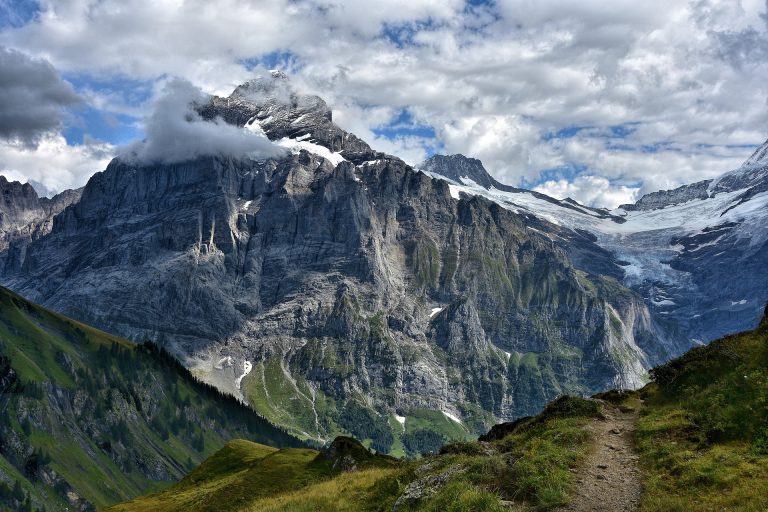 Două milioane de metri cubi de rocă urmează să cadă dintr-un munte în Elveția. Un sat întreg, evacuat
