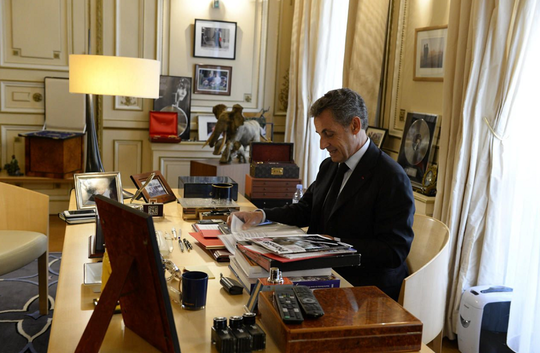 Fostul președinte francez Nicolas Sarkozy, protejat în închisoare de doi ofițeri de securitate „cazați” în celula vecină