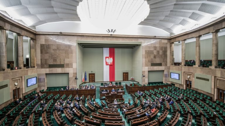 Parlamentul polonez adoptă un proiect de lege asupra influenţei ruse. Opoziţia reclamă o vânătoare de vrăjitoare
