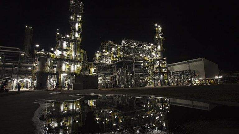 Incendiu în incinta rafinăriei OMV Petrom Brazi, din judeţul Prahova. Trei persoane sunt rănite